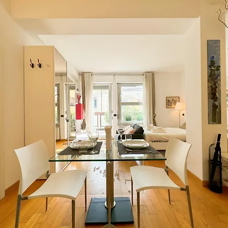 Open Space Con Terrazzo In Milaan